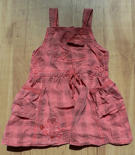 Rov bavlnn aty s laclem pro cca dvoulet sleny. Sktaj ve, co si me mlad dma pt: kapsiky, vivky a nivky, knoflky, rku v pase... 80 K.