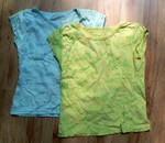 Zelené a modré triko s krátkým rukávem. Potisk kočičích hlav a rybích koster :) Bavlna, vel. 104 (IMHO). Na obou pididírka, proto zdarma.